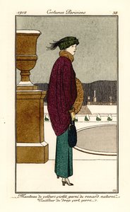 Mujer con capa de terciopelo violeta ribeteada con piel de zorro, traje de paño verde botella, polainas. Manteau de velours violet garni de renard naturel, tailleur de drap vert verre. Aguafuerte pochoir (estarcido) coloreado a mano según una ilustración d de Bernard Boutet de Monvel
