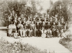 El grupo de la orquesta en Zichron Yaacov, c.1898-1900 de Bernard Edelstein