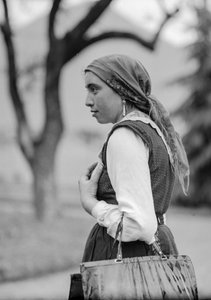Mujer campesina con ropa tradicional conservadora, probablemente Italia pero posiblemente Turquía