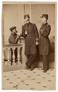 Retrato de oficiales navales y un mensajero,c. 1863 (foto) de Bernard Moses