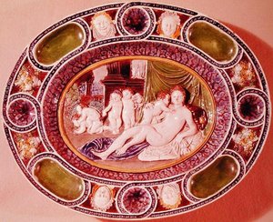Plato ovalado que representa una figura femenina simbolizando la fertilidad (loza)