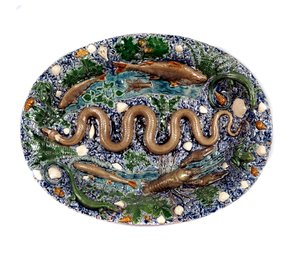 Plato decorado con figurillas rústicas llamado 