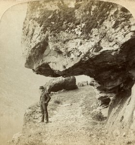 Hombre en un acantilado con vista a Naeroyfjord, Sogne, Noruega de Bert Underwood