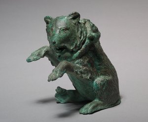 Ampolla de aceite en forma de oso bailarín, siglo III (bronce) de Nicolas d