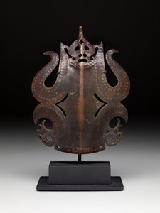 Ornamento de tocado de guerrero: figura frontal de Bornean Bornean