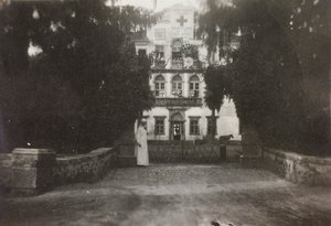 Álbum de la Primera Guerra Mundial en Friuli-Venecia Julia: Villa Brazzà, hogar del Hospital de guerra n. 17 en Soleschiano Manzano, foto tomada desde la torre de la iglesia, 05/1916 (foto en blanco y negro) de Bourbon Del Monte
