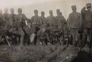 Álbum de la Primera Guerra Mundial en Friuli-Venecia Julia: retrato grupal de los soldados artilleros del 112.º Infantería de Bourbon Del Monte