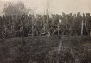 Álbum de la Primera Guerra Mundial en Friuli-Venecia Julia: retrato de grupo de los soldados de la Infantería 112.mo con palas cerca del río Torre de Bourbon Del Monte