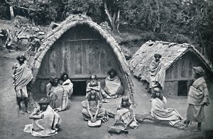 Una casa Toda en una aldea nativa, India, 1902 de Bourne and Shepherd