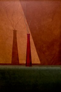 Juego de sombras con jarrón rojo de Brig Barkow