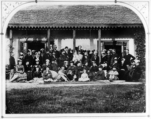 Grupo - Casa de Gobierno, c.1871 de British Photographer