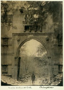 Puerta de entrada principal, Champaner, c.1875 (fotografía en b/n) de British Photographer
