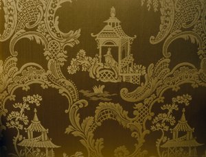 Motivos chinos, (detalle), tapicería de sillón estilo George II, madera tallada, brazos acolchados y respaldo y asiento tapizados, ca 1750, Reino Unido