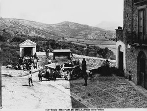 Piana dei Greci. La plaza con la fuente.