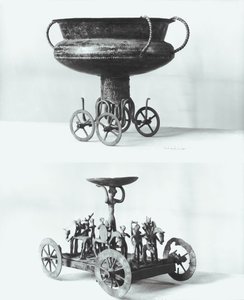 Dos carros votivos para recolectar agua de lluvia: Arriba - copa sostenida sobre cuatro ruedas del túmulo de Peccatel, Mecklemburgo, Alemania. Abajo - divinidad femenina de pie bajo un plato rodeada de guerreros