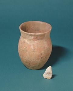 Vaso y cuchillo de sílex encontrados junto a un entierro en Barnwood, Gloucestershire, c.2000 a.C.
