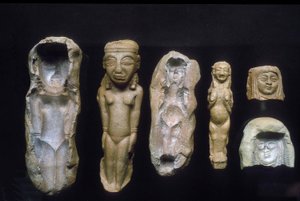 Figurillas de diosas de la fertilidad y los moldes de los que fueron hechas, c. siglo VIII-VII a.C. (arcilla)