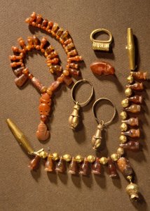 Joyería, Cananea, de Deir al-Balah, Gaza, c. siglo XIV a.C. (oro y piedras preciosas)