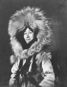 Mujer esquimal posando, c.1915 de Brothers Lomen