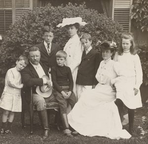 El presidente Theodore Roosevelt, su esposa Edith y su familia de Brothers Pach