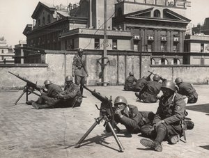 Maniobras de defensa antiaérea en Roma durante la Segunda Guerra Mundial (foto en b/n) de Bruni Bruni