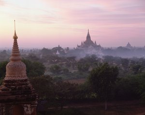El Templo Ananda al amanecer, construido en 1090 de Burmese School