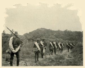 En el camino desde el campo de batalla del 1º y 10º hacia Rough Riders Escena del conflicto, sobre las montañas de Burr McIntosh