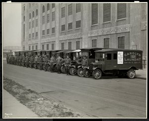 Una fila de camiones de reparto estacionados fuera de la Lavandería Carolyn en 111 East 128th Street, East Harlem, Nueva York, 1929
