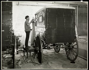 Un hombre pintando con aerosol un carro de reparto de Carolyn Laundry en 111 East 128th Street, East Harlem, Nueva York, 1929 de Byron Company