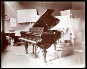Un piano de Hazelton Brothers Piano Co. en University Place, Nueva York, 1898 de Byron Company