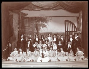 Una escena de una producción amateur de una obra titulada Angelina, La Heredera Huérfana presentada en Barnard College, Nueva York