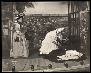 Una escena de una producción amateur de una obra titulada Angelina, La Heredera Huérfana presentada en Barnard College, Nueva York