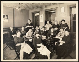 Círculo de costura de mujeres en 115 East 101st Street, East Harlem, Nueva York, 1920