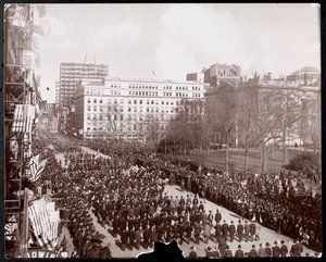 Vista aérea de hombres marchando en el Desfile del Estándar de Oro Republicano en Broadway en City Hall Park, Nueva York