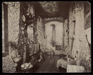Una sala de estar ornamentada en la residencia Blakely Hall en 11 West 45th Street, Nueva York, 1896-98 (impresión de gelatina de plata)