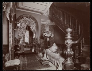 Una sala de estar ornamentada en la residencia Blakely Hall en 11 West 45th Street, Nueva York, 1896-98