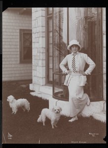 Billie Burke y dos perros en Burkeleigh Crest, su casa en Hastingson, Nueva York, 1912 de Byron Company
