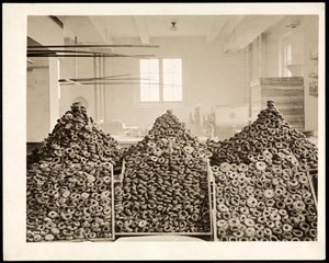 Cajas de donas para el Ejército de Salvación en el Hotel Commodore, 1919 de Byron Company