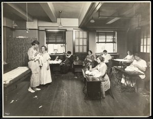 Jóvenes ciegas y una maestra cosiendo en un aula de la Asociación para Ciegos de Nueva York, 111 East 59th Street, Nueva York, 1921
