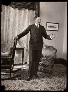 Charles Hawtrey en su apartamento en Holland House en la Quinta Avenida, Nueva York, 1901-2 de Byron Company