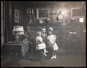 Clarence Mackay con sus hijos en la biblioteca de Harbor Hill, en Roslyn, Long Island, c.1905