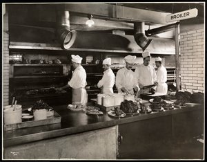 Cocineros en la parrilla en la cocina del Hotel Commodore, 1919