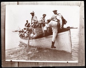 Fotografía de una foto anterior de las Reservas Navales en Fishers Island, Nueva York con un grupo de marineros en un bote de remos, 1898