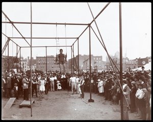 Multitud viendo a un gimnasta en el Gimnasio y Parque Infantil Hudson Bank, Calle 53 y Avenida 11, Nueva York, 1898