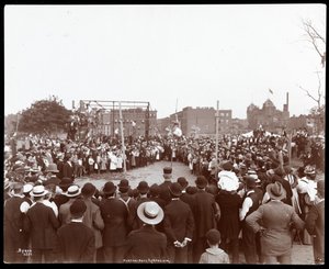 Multitud viendo a un saltador de pértiga en el Gimnasio y Parque Infantil del Banco Hudson, Calle 53 y Avenida 11, Nueva York, 1898