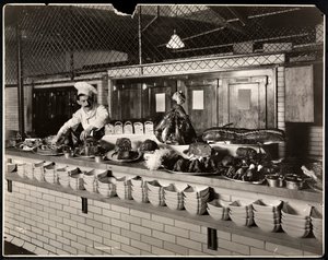 Exhibición de carne fría en la cocina del Hotel Commodore, 1919