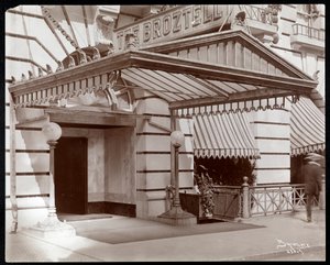 Entrada del Hotel Broztell, 3 East 27th Street, Nueva York, 1906 (impresión de gelatina de plata)