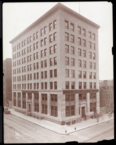 Vista exterior del edificio Parke, Davis y Co., calles Hudson y Vestry, Nueva York, 1910 de Byron Company