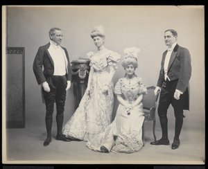 Retrato grupal de Sydney Dillon Ripley con tres personas más en el Baile de James Hazen Hyde, Nueva York, 31 de enero de 1905