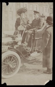 Hattie Williams sentada con el conductor en uno de los primeros automóviles de la ciudad de Nueva York, Nueva York, 1890-1910 de Byron Company